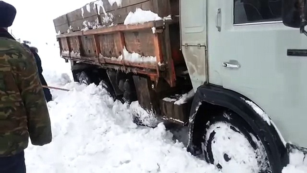 Грузовики КАМАЗ Зима, Камаз буксует стащило с дороги Winter, Kamaz slips pulled off the road