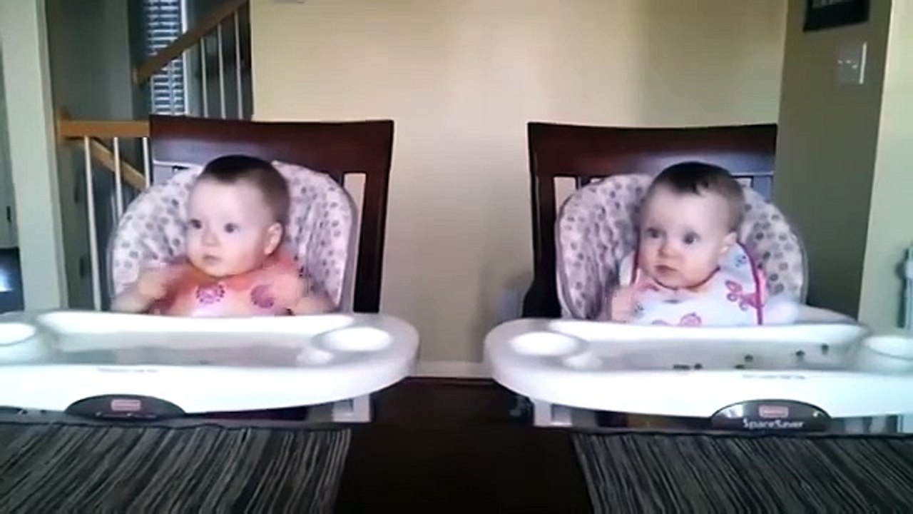 Реакция двойняшек на любимую песню -)