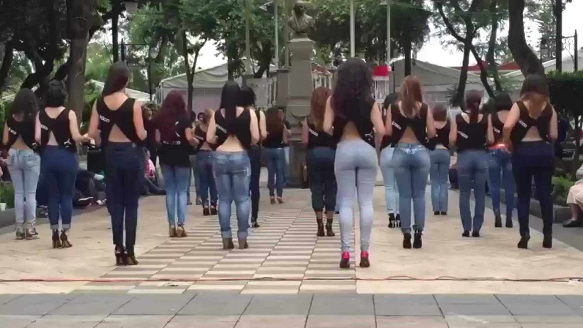 ⁣Девушки исполняют танец Кизомба