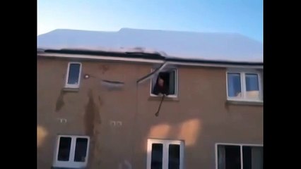 Мужик просто сбил сосульку