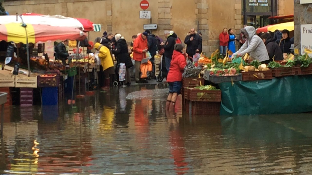 Le marché de Vannes les pieds dans l'eau