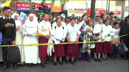 Los fieles dan la bienvenida a México al papa Francisco