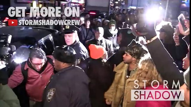 Le rappeur Joey Badass frappe un Cameraman en quittant le défilé de Kanye West, Yeezy Fashion Show in New York