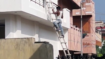 How to Attach Plaster of Paris on Wall