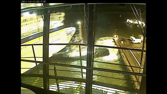 Un bateau remorqueur évite à un navire de croisière de s'échouer. Courageux le capitaine!