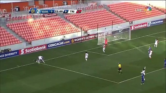 Pensant le ballon sorti, elle le prend à la main et offre un penalty à ses adversaires