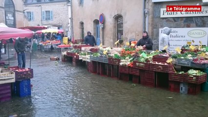 Vannes. Le marché inondé, place du Poids public