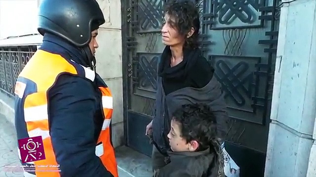 المقطع الذى ابكى الملايين شاهد أم تعيش مع ابنها في كيس بلاستيكي