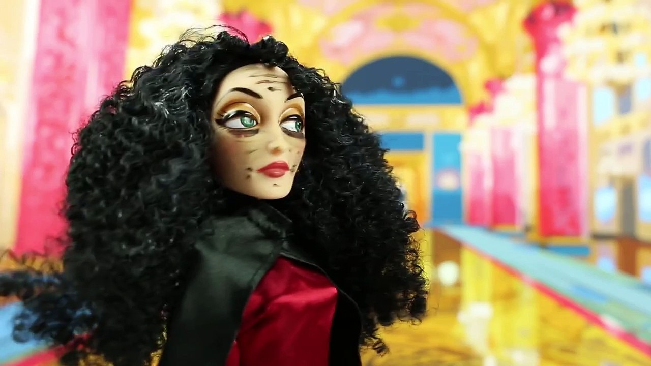 Frozen Elsa Supergirl Saves Anna after she is Kidnapped by Mother Gothel. DisneyToysFan