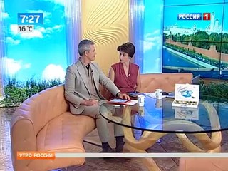 Лев обнимает и целует свою спасительницу