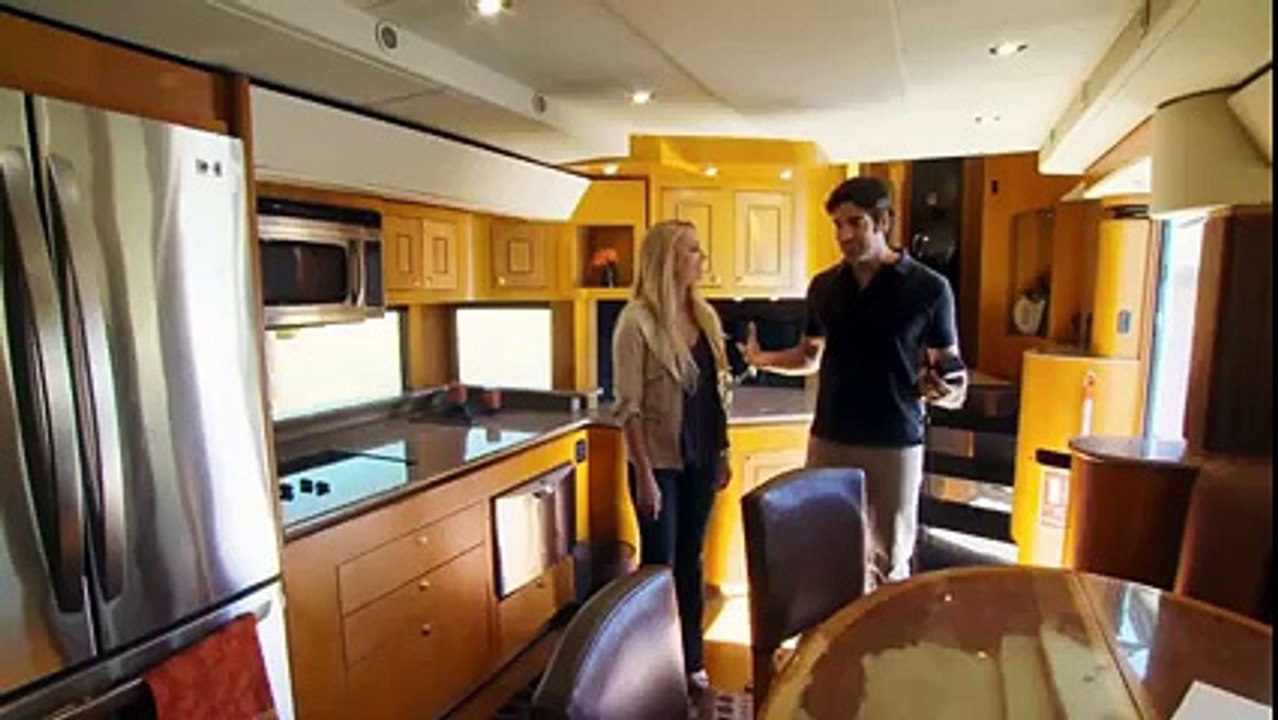 Este un camion gigantic, dar stai să vezi ce se află în interior... Incredibil!