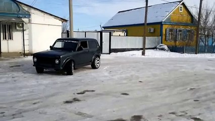 Зимний дрифт тюнинговоной Нивы !