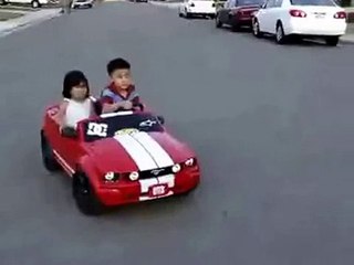 Маленький мальчик дрифтует на машине