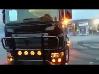 Мужик на крутой фуре нарезает пятаки. Чудо дрифт
