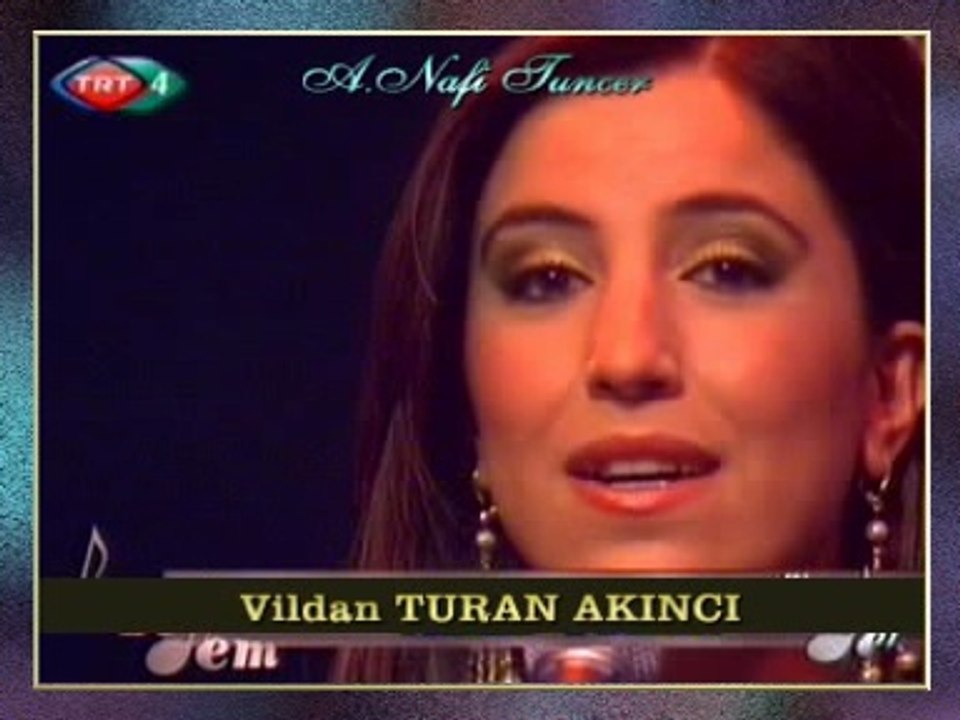 Vildan TURAN AKINCI-Yeni Cami Avlusunda Ezan Sesi Var