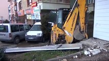 Freni boşalan iş makinası dehşet saçtı: 3 yaralı