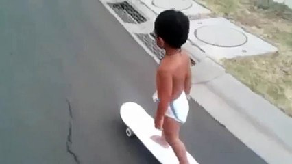 Kaykay yapan bebek. Biz daha üzerinde duramıyoruz :D