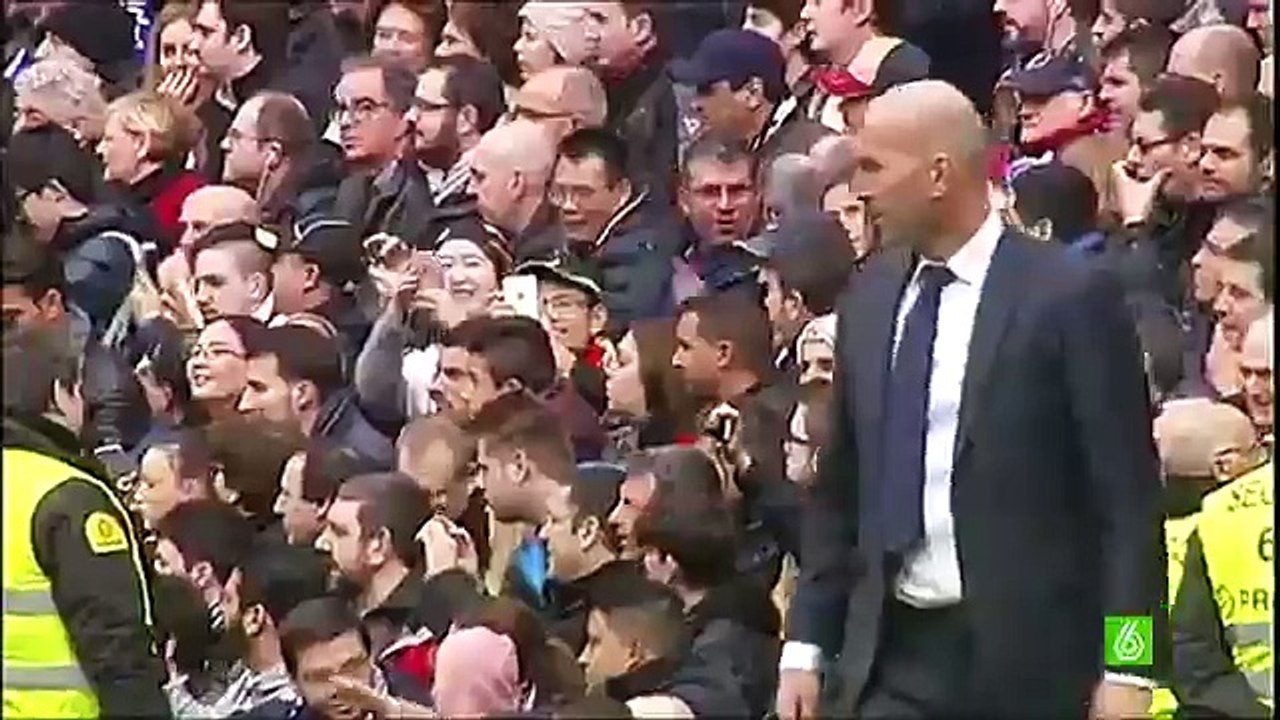 Cristiano Ronaldo, muy atento a las indicaciones de Zinedine Zidane ante Athleltic Club