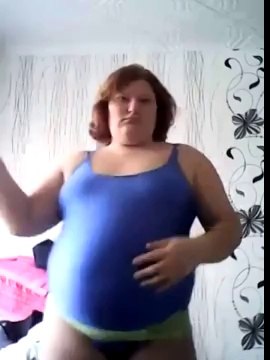 Танцует танец живота