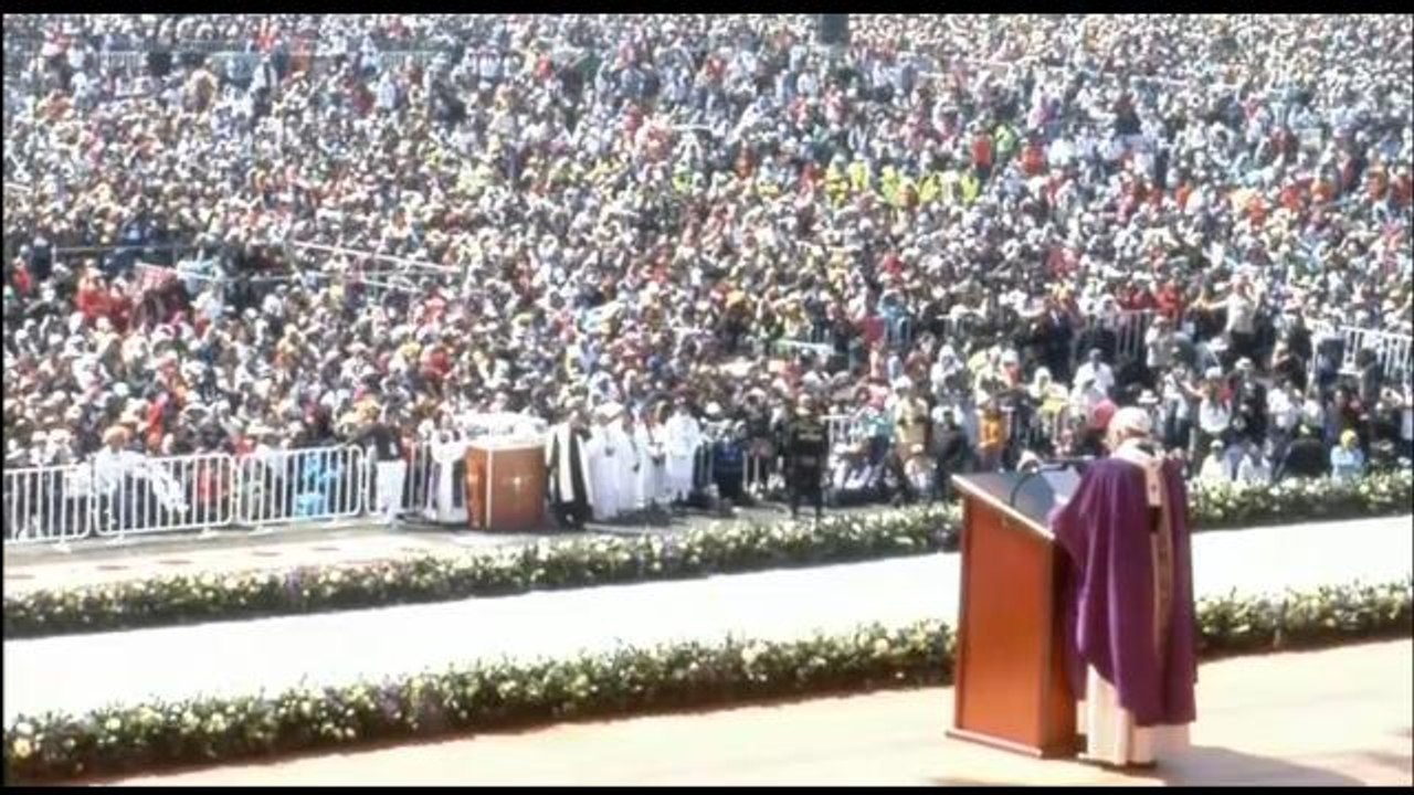 Existe "una sociedad de pocos y para pocos", denuncia el papa en Ecatepec