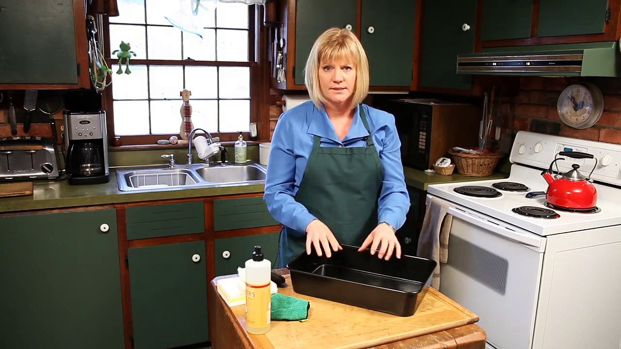 How to Keep Your Kitchen and Appliances Clean - How to Clean a Non-Stick Roasting Pan