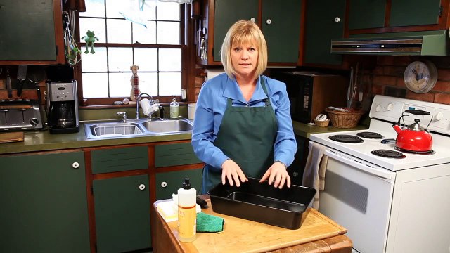 How to Keep Your Kitchen and Appliances Clean - How to Clean a Non-Stick Roasting Pan