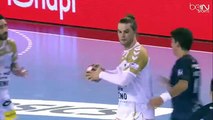 Il inscrit un but du milieu de terrain à 3 secondes de la fin en handball