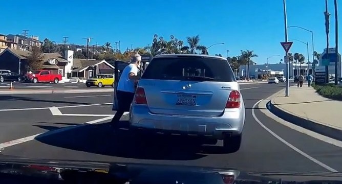 Le conducteur d'un 4x4 Mercedes perd son sang-froid dans un road rage