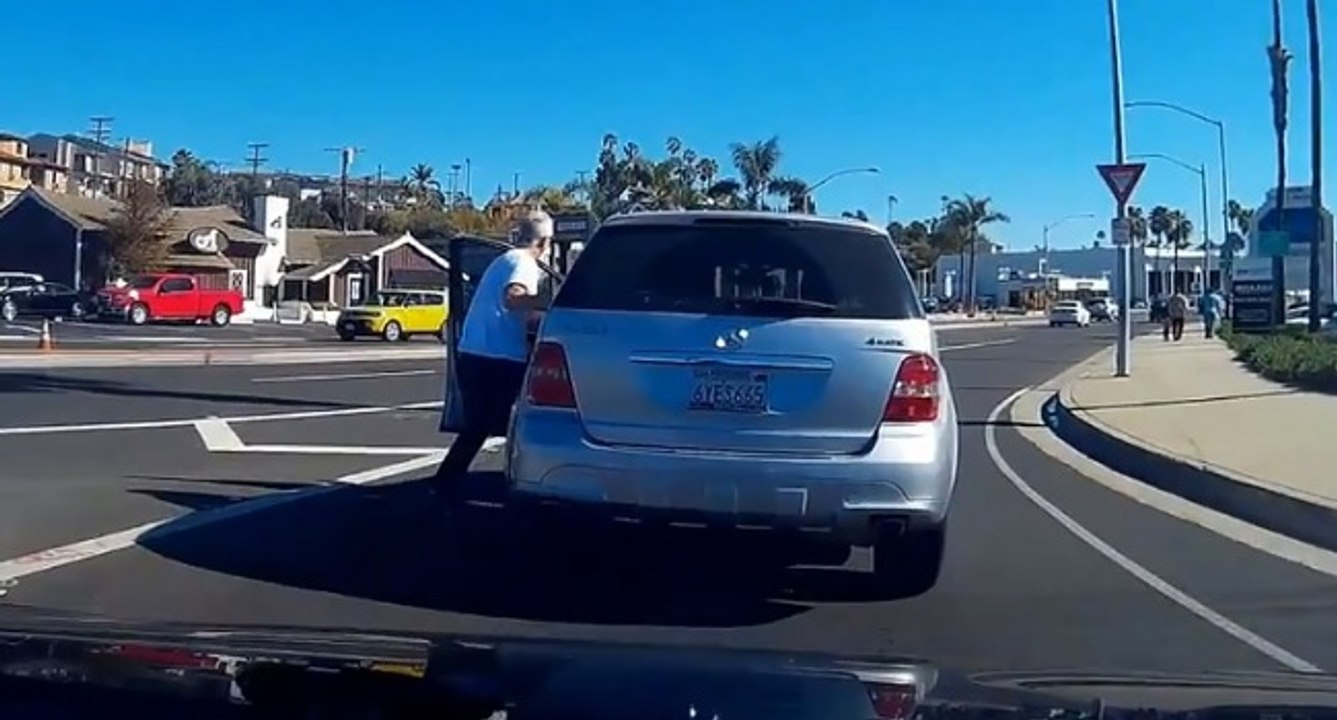Le conducteur d'un 4x4 Mercedes perd son sang-froid dans un road rage