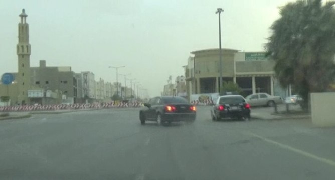 Il drift en frôlant une voiture de police (Arabie Saoudite)