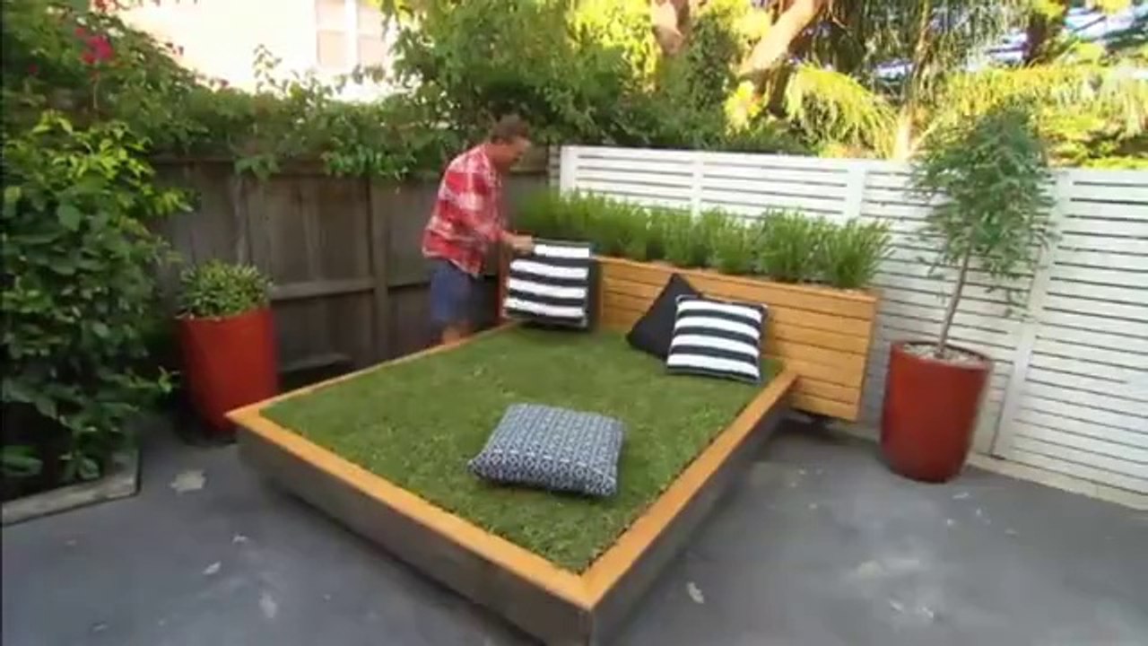 Pour décorer son jardin, un homme fabrique un lit avec un matelas de gazon