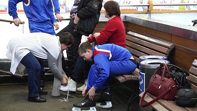 U News. Полицейский Дед Мороз устроил катание на коньках