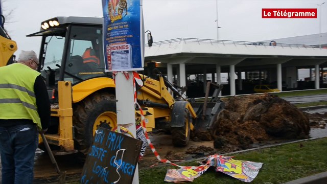 Saint-Grégoire (35). L'actions des agriculteurs devant l'hyper Leclerc