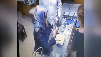 El çabukluğuyla bilezik hırsızlığı kameraya yansıdı