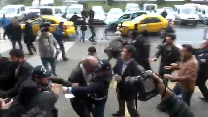 Gözaltındaki eski vekile yumruklu saldırı