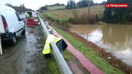 Paimpol. Opération de pompage au bassin de rétention de Mahalez