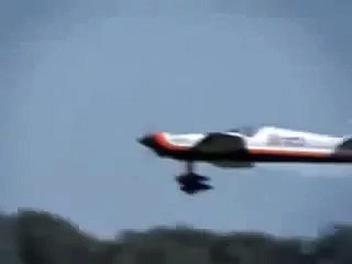 The pilot narrowly escaped an accident / Пилот чудом избежал аварии