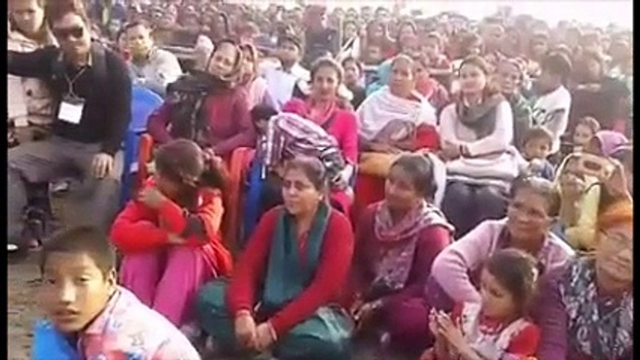 Badri Pangeni Sings his sad song  " Ama" to make people cry बद्रि पंगेनीले "आमा" गीत गाएर दर्शकहरुलाई धुरु- धुरु रुवाए