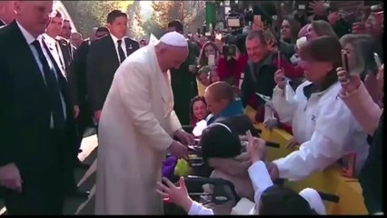 Pope Francis greets large throngs in Mexico City