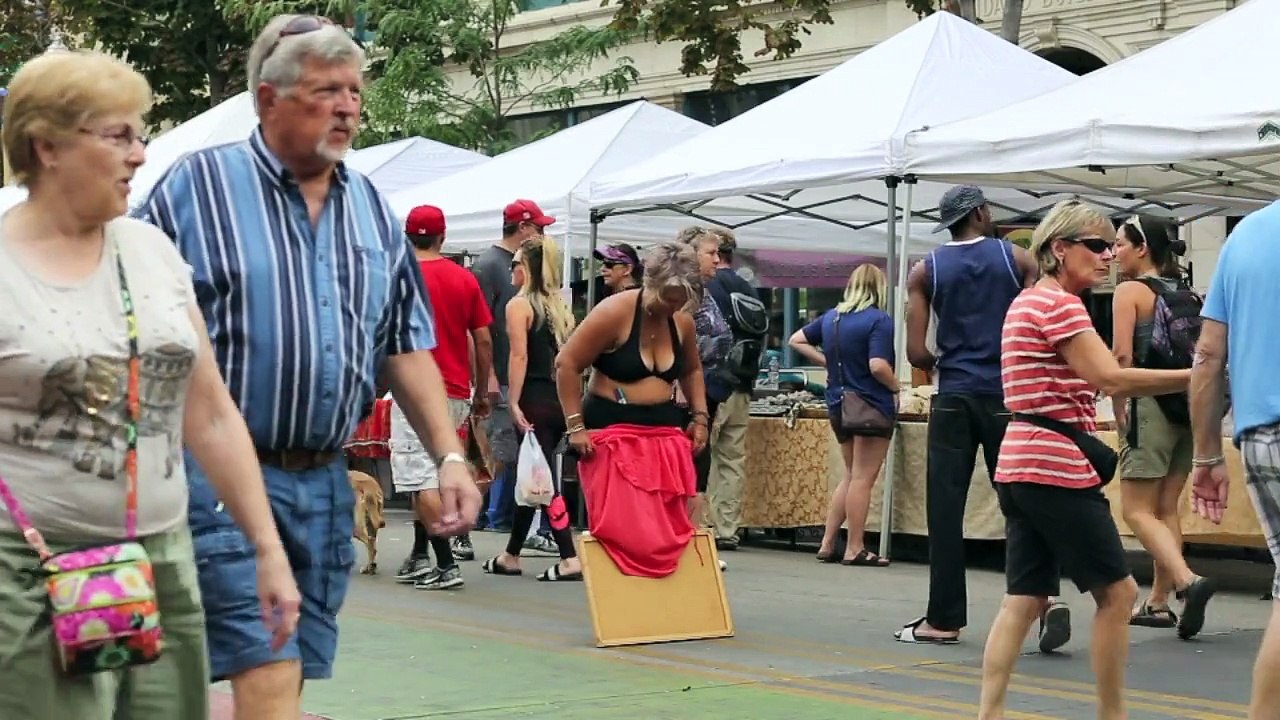 Cette femme de 40 ans montre son corps aux passants, mais regardez ce qu'elle tient dans ses mains