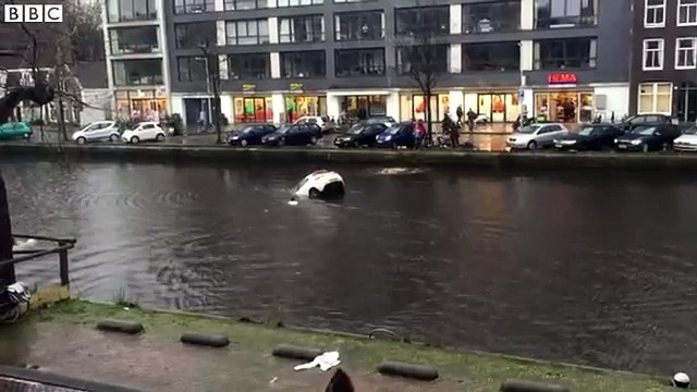 Mãe e filho são salvos após carro cair em canal de Amsterdã