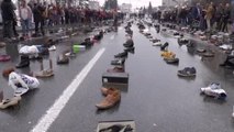 Kitlesel Göçe Dikkat Çekmek İçin Ayakkabılı Protesto Düzenlendiler