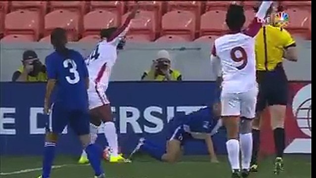 Pensant le ballon sorti, elle le prend à la main et offre un penalty à ses adversaires