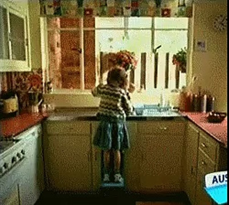 annesine sürpriz yapan kız :)