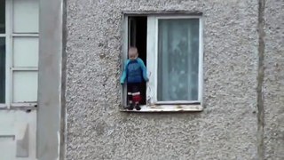 Ребенок в открытом окне на 8 этаже