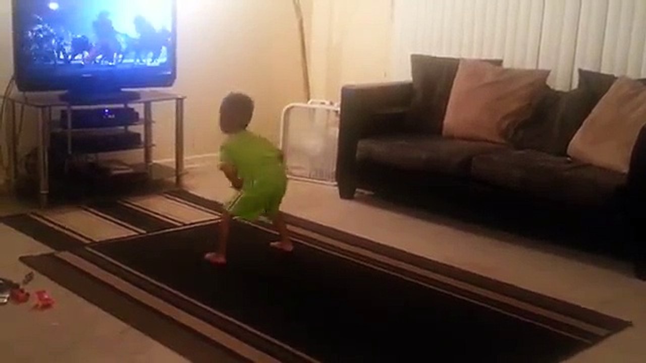 Bimbo vede in TV un video di Michael Jackson e tenta di imitarlo