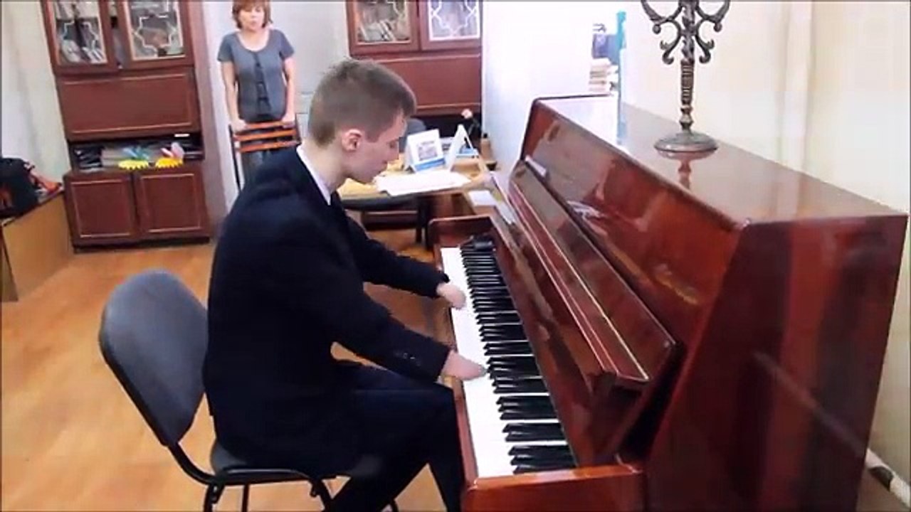 E' nato senza mano ma suona il pianoforte in modo incantevole