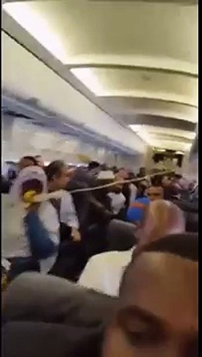 Incredibile atterraggio d'emergenza di un aereo con un buco nel fianco