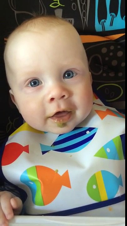 La mamma canta al bimbo una canzone e lui si commuove