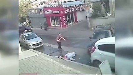 Hızını alamayan otomobil anne ve bebeğine böyle çarptı